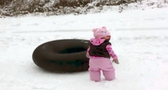 Dit kindje weet niet hoe ze over de sneeuw kan glijden, maar IEMAND zal haar dat wel even laten zien... Wow!