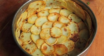 Ricopre la teglia con le patate e aggiunge gli spinaci: il piatto finale è un capolavoro