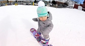 Hij leerde een paar weken geleden lopen... dit is zijn eerste keer op een snowboard! Fenomenaal! 