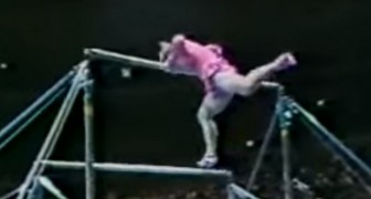 En gymnast ser ut att tappa balansen ... men missa inte vad som händer sedan!