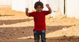 Sta per scattare una foto ad una bimba siriana: il gesto della piccola gli spezza il cuore