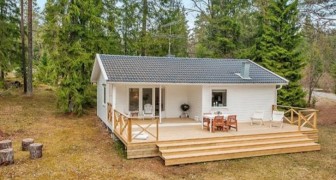 Une maison de 1975 nichée dans les bois suédois : un joyau de nature et de design