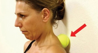 Ze plaatste een tennisbal tussen haar schouder en de muur: zes minuten later is ze weer helemaal in vorm!