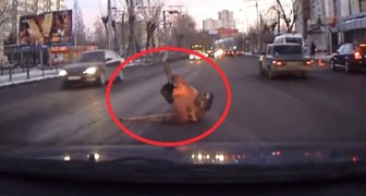 Un uomo cade in mezzo alla strada, ma la reazione delle persone non si lascia attendere