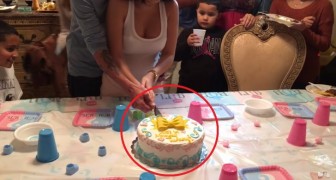 Elle Croit Que La Couleur Du Gateau Va Reveler Le Sexe Du Bebe Mais Une Autre Surprise Attend Regardecettevideo Fr
