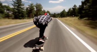 Hij daalt met meer dan 100 km/u af met zijn skateboard... 