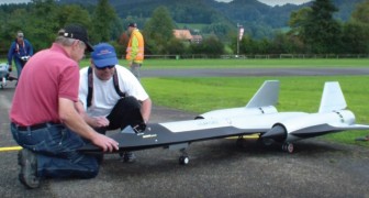 Un hombre construye un verdadero aereo en escala: cuando se eleva en vuelo el efecto es sorprendente