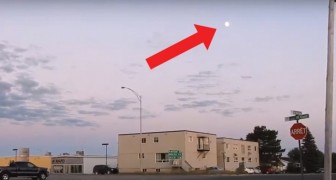 Er nimmt die Videokamera und filmt den Mond: als er den Zoom benutzt stockt einem der Atem