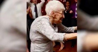 Mit 85 Jahren lief sie Gefahr,  aufgrund von Skoliose in den Rollstuhl zu kommen: seht das Ergebnis nach einem Monat Yoga! 