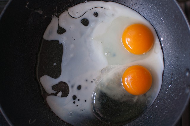 1. Gebruik een pan met een anti-aanbaklaag voor het bereiden van voedsel dat de neiging heeft om te plakken: gebruik voor overige voedingsmiddelen een normale pan, omdat deze de warmte beter geleiden.