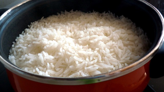 10. Une fois que le riz a été cuit, laissez-le reposer dans le faitout pendant environ 10 minutes.
