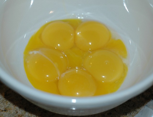 4. Avant de battre les œufs, écrasez les jaunes d’œuf avec une fourchette: de cette façon, il sera plus facile d'amalgamer le blanc et le jaune!