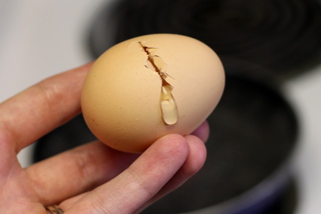 5. Brisez la coque de l'œuf en le battant sur une surface plane plutôt que sur le bord d'un récipient: la fracture sera plus maniable!
