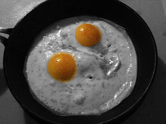 9. Cuisiner dans une poêle dans laquelle vous avez déjà cuit des œufs fera en sorte que la nourriture collera plus difficilement.