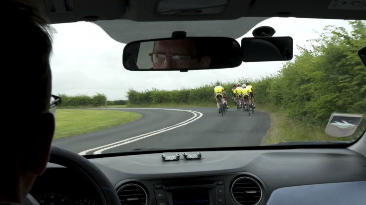 È giusto irritarsi quando i ciclisti pedalano in gruppo? Ecco cosa dice il codice stradale - 1