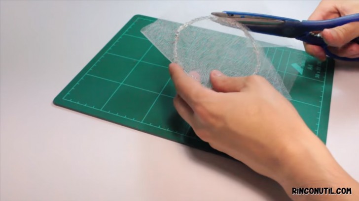 9. Crear un anillo con el hilo de metal del mismo diametro de la botella de plastica y revestirla con el tejido perforado.
