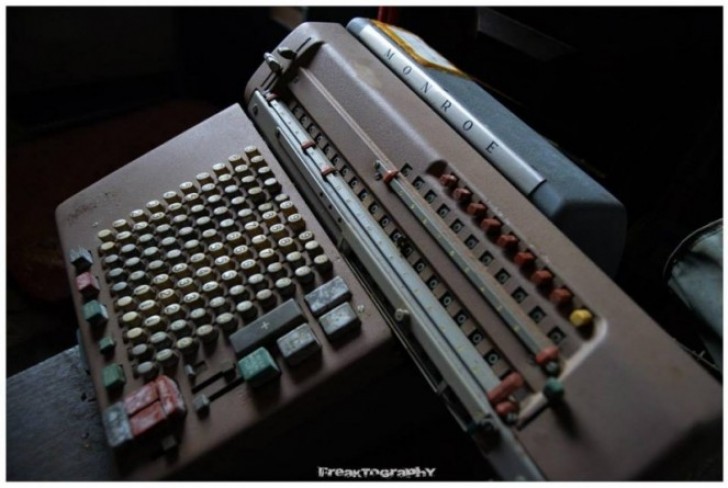 Le photographe a également trouvé une machine à écrire, probablement une indication du travail de l'un des occupants de la maison!