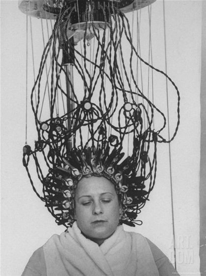 Oggi per fare la permamente vengono sfruttati processi chimici, ma allora bisognava stare sedute per almeno mezza giornata con attaccata alla testa una macchina elettrica che "cuoceva" i capelli.