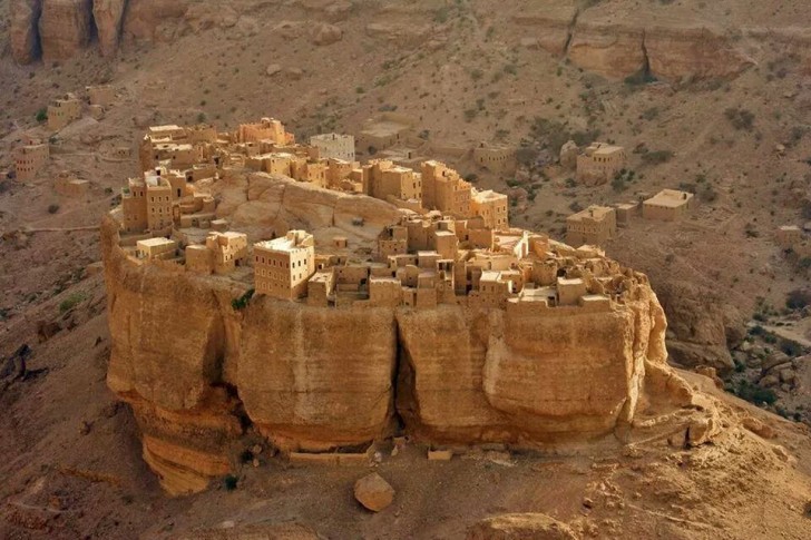In questa stessa zona, nella parte centro-orientale del paese sorge il villaggio di Haid al-Jazil, un centro abitato situato su una roccia dai confini a strapiombo.