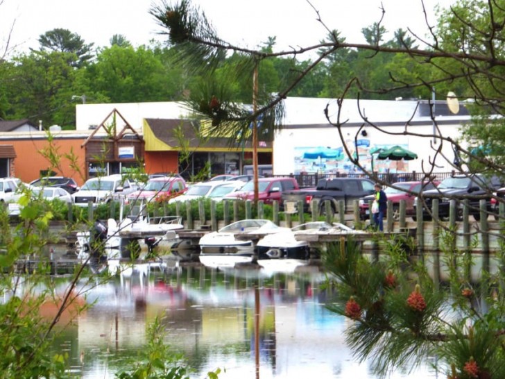 Longville è un piccolo paese nel Minnesota raggiunto in estate da migliaia di turisti che fanno arrivare il numero di abitanti a 5000 per via dei laghi circostanti.