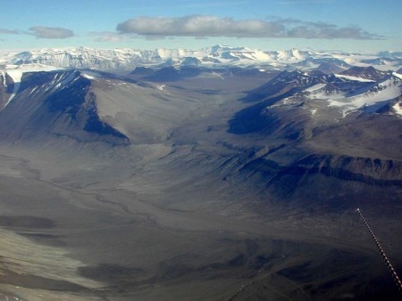 Le sue valli e le montagne di roccia grigia, quando evapora il ghiaccio, sono molto simili al paesaggio su Marte!