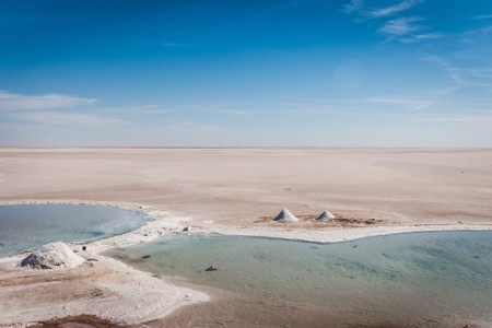 Una vasta pianura di sale, un tempo una laguna, oggi essiccata, evoca la solitudine selvaggia del paesaggio marziano.
