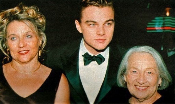 11. Leonardo di Caprio bei der Premiere von Titanic zwischen seiner Mutter und seiner Oma.