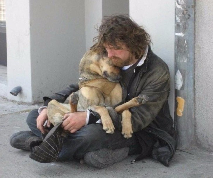 24. Ein Hund im Arm seines Herrchens...ihre Beziehung ist stark und tief, auch wenn das Herrchen ihm nichts zu essen geben kann!
