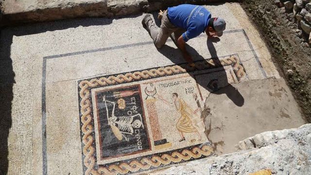 Pour l'archéologue Demet Kara la mosaïque est du IIIe siècle av. J.-C. et décorait la salle à manger d'une maison seigneuriale à Antioche, une ville gréco-romaine.
