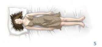 5. Als je op je rug ligt en je armen strak langs het lichaam liggen...