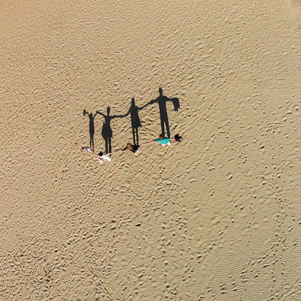 Famiglia si stringe la mano tra le dune, Nida, Lituania