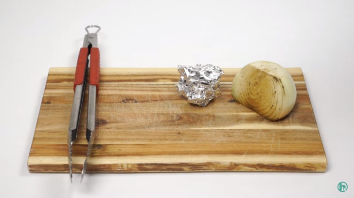 Certainly, you already have your favorite product for cleaning your grill, but did you know you can do it with thongs, aluminum foil or an onion?