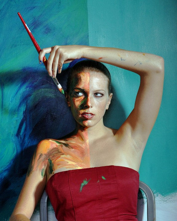 Alexa Meade (foto) è un'artista visiva americana che invece di dipingere su tela realizza le sue opere agendo direttamente sul corpo dei modelli.