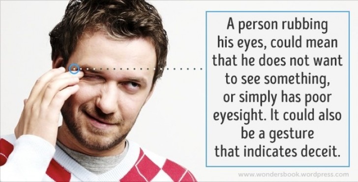 Plier les yeux peut signifier avoir des problèmes de vue ou cela peut être un indicateur d'un mensonge en cours!