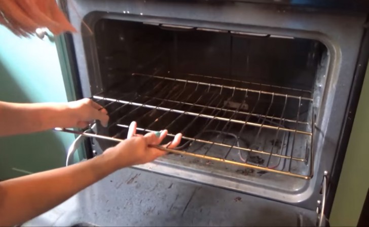 Come pulire il forno in modo naturale con bicarbonato e aceto ... Pulire il forno in modo naturale