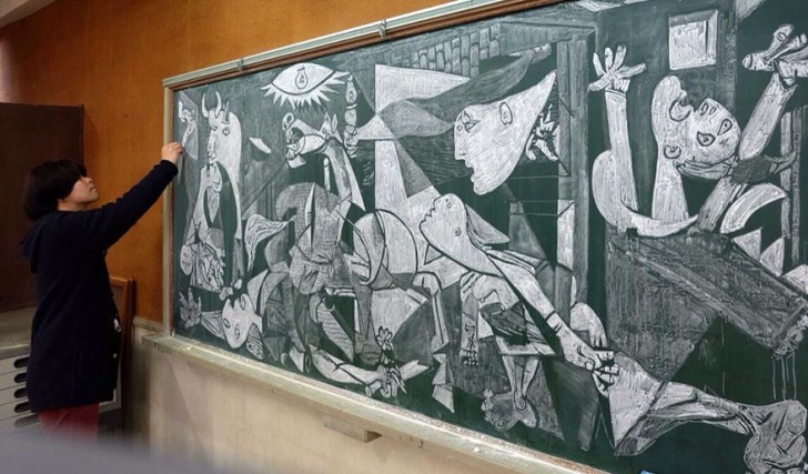 Il professor Hamasaki ama ricreare sulla lavagna un po' di tutto, dai quadri più famosi (qui Guernica di Picasso)...