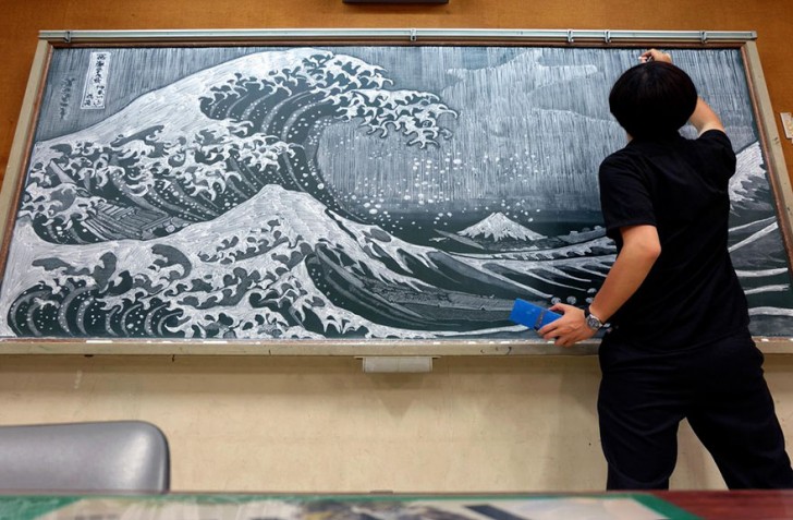 Ma non dimentica di passare per la tradizione (La grande onda di Kanagawa, Hokusai)...