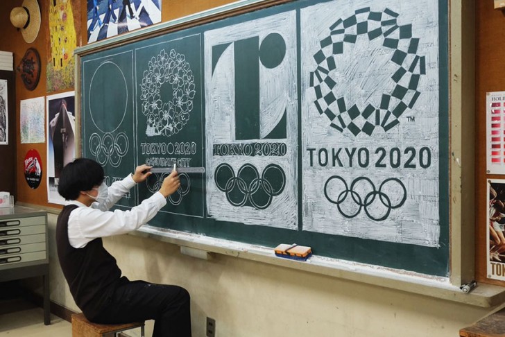 Il professore guarda anche al futuro e ha riprodotto sulla lavagna alcuni loghi pensati per le Olimpiadi del 2020 che si svolgeranno a Tokyo.