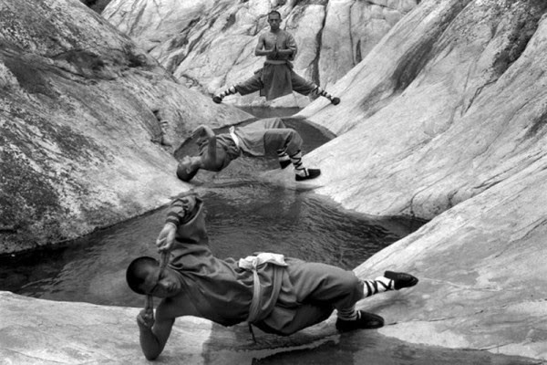 Grâce à des séances d’entraînement intenses, l'ossature et les muscles des moines Shaolin peuvent permettre des positions inimaginables.