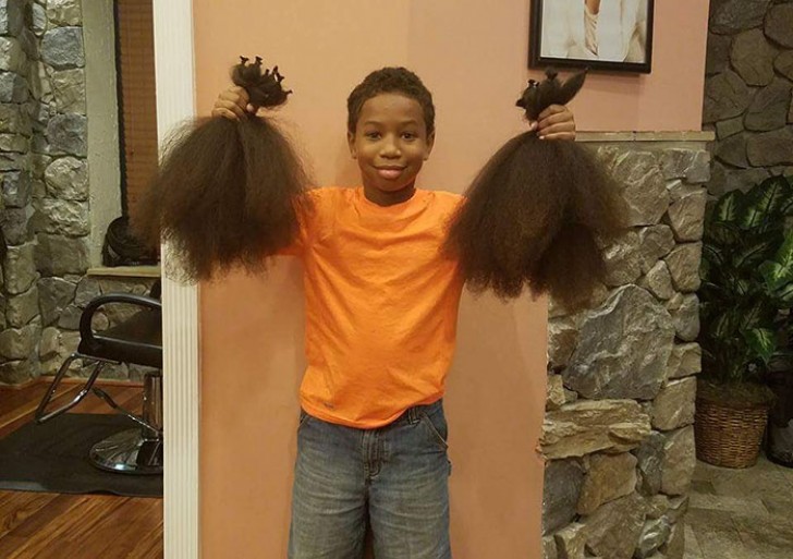 Thomas se ha hecho cortar los cabellos, tan tupidos y largos para poder realizar no solo una peluca...sino para 3!
