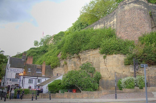 Sotto la rupe del castello di Nottingham giace la locanda più antica in Inghilterra, che si dice abbia offerto riparo ai crociati.