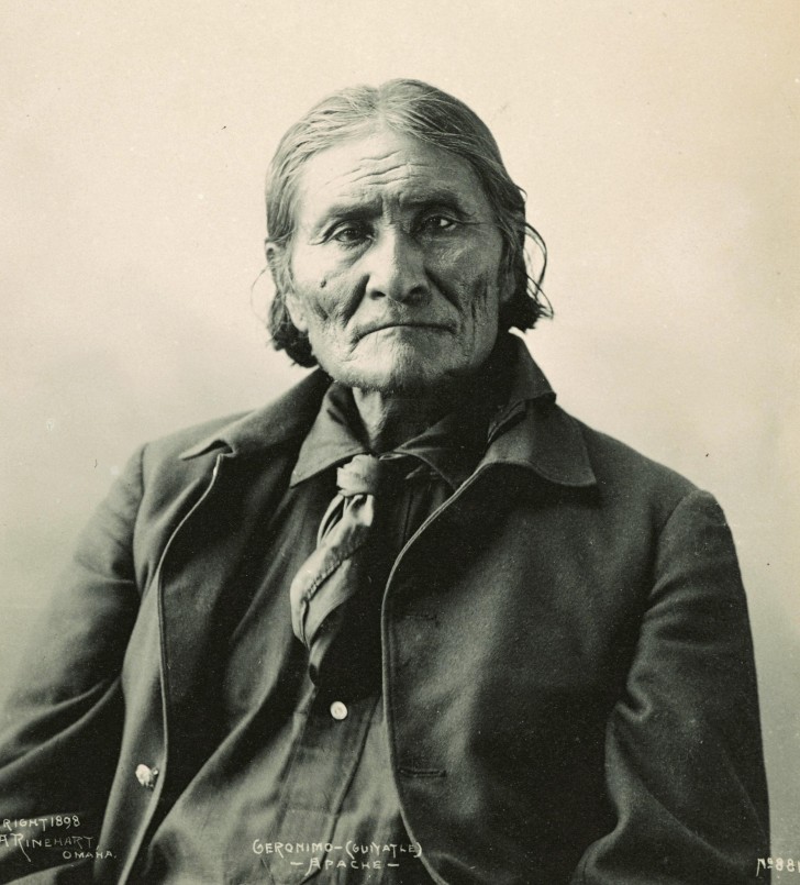 Fort de son influence sur les Apaches, il a refusé avec courage de reconnaître le gouvernement américain.