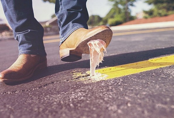 3. A Singapore è vietato comprare gomme da masticare che non siano state prescritte a fini medici. Essere beccati mentre se ne sputa una a terra, inoltre, comporta una multa di 700 dollari.