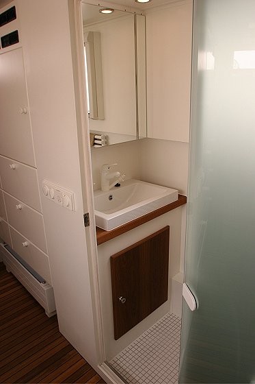 Une autre salle d'eau est présente, séparée de la douche.