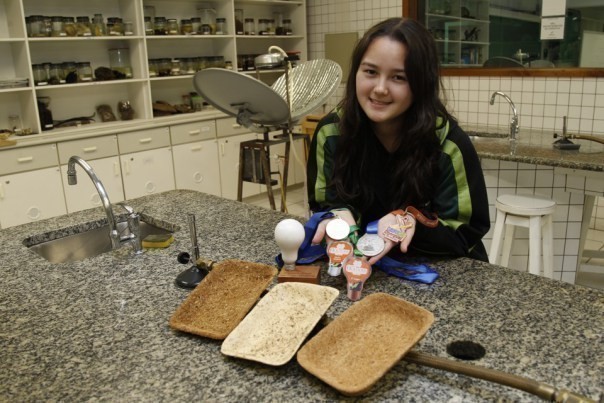 Much too long a period for an object that is thrown away only a few minutes after its purchase. Her idea was to produce an equivalent packaging material using sugar cane waste.