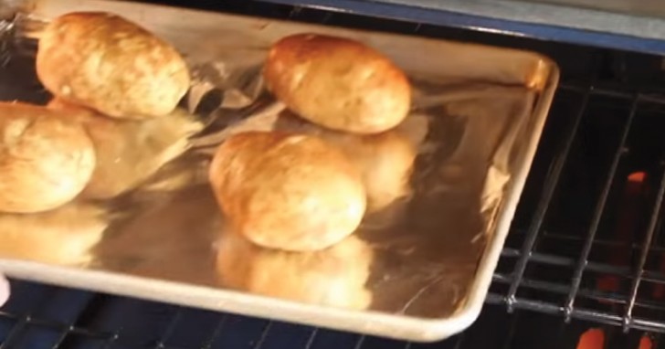 Neem hele aardappelen en boen deze schoon met een beetje olie. Bak de aardappelen circa een half uur in de oven op 200°C, totdat de binnenkant zacht genoeg is dat de punt van een mes er doorheen kan glijden.