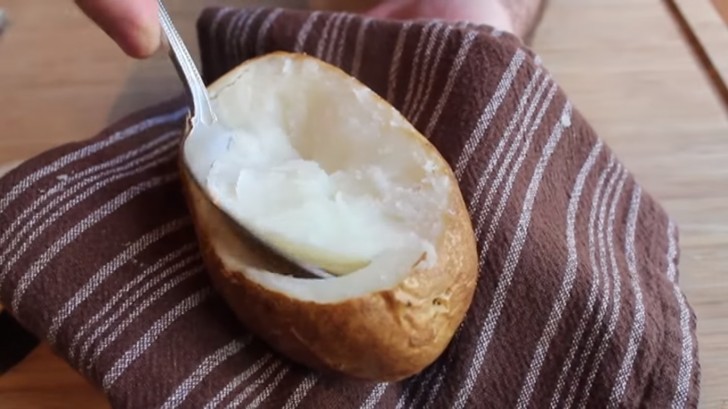 Éliminez le «couvercle» de la pomme de terre avec une cuillère pour vider l'intérieur. Creusez aussi la pulpe du couvercle!