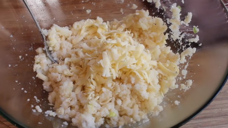 Voeg peper, zout, paprikapoeder en een kleine hoeveelheid gerijpte geraspte kaas toe.