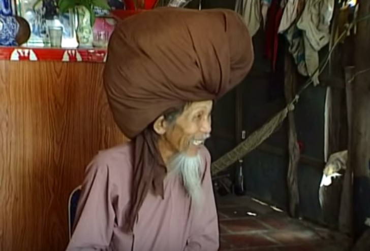 Tran Van Hay a 73 ans et depuis 50 ans, il ne se coupe plus les cheveux: il a pris cette décision curieuse suite à une grave maladie qui l'a frappé à 25 ans, juste après avoir été chez le coiffeur