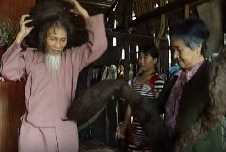 50 ans plus tard, ses cheveux se sont transformés en un enchevêtrement dense qu'il retient dans un turban.